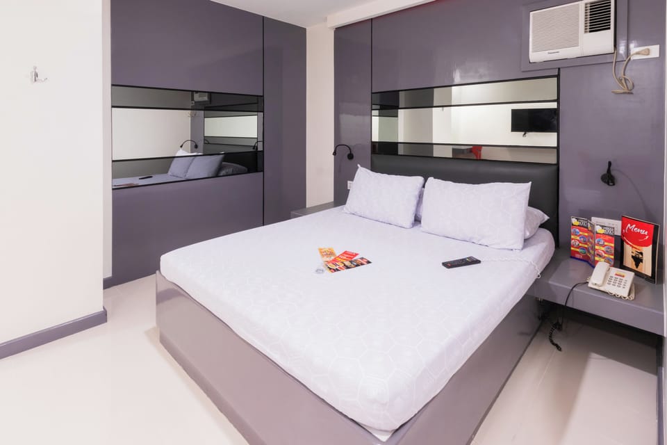 Executive Room, 1 Queen Bed | Desk, free WiFi