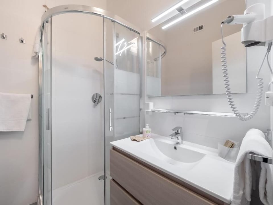 Classic Suite | Bathroom | Rainfall showerhead, hair dryer, bidet, towels