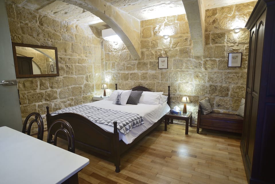 Junior Double Room, 1 King Bed, Ensuite, Courtyard Area | In-room safe, desk, WiFi (free), bed sheets