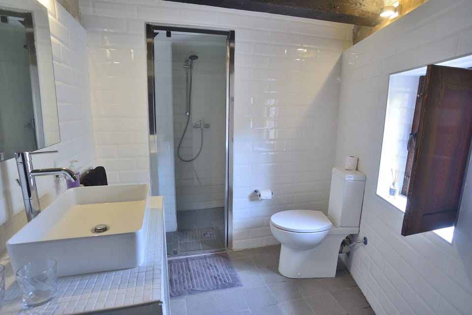 Comfort Single Room, Ensuite, Courtyard Area | Bathroom | Free toiletries, hair dryer, towels