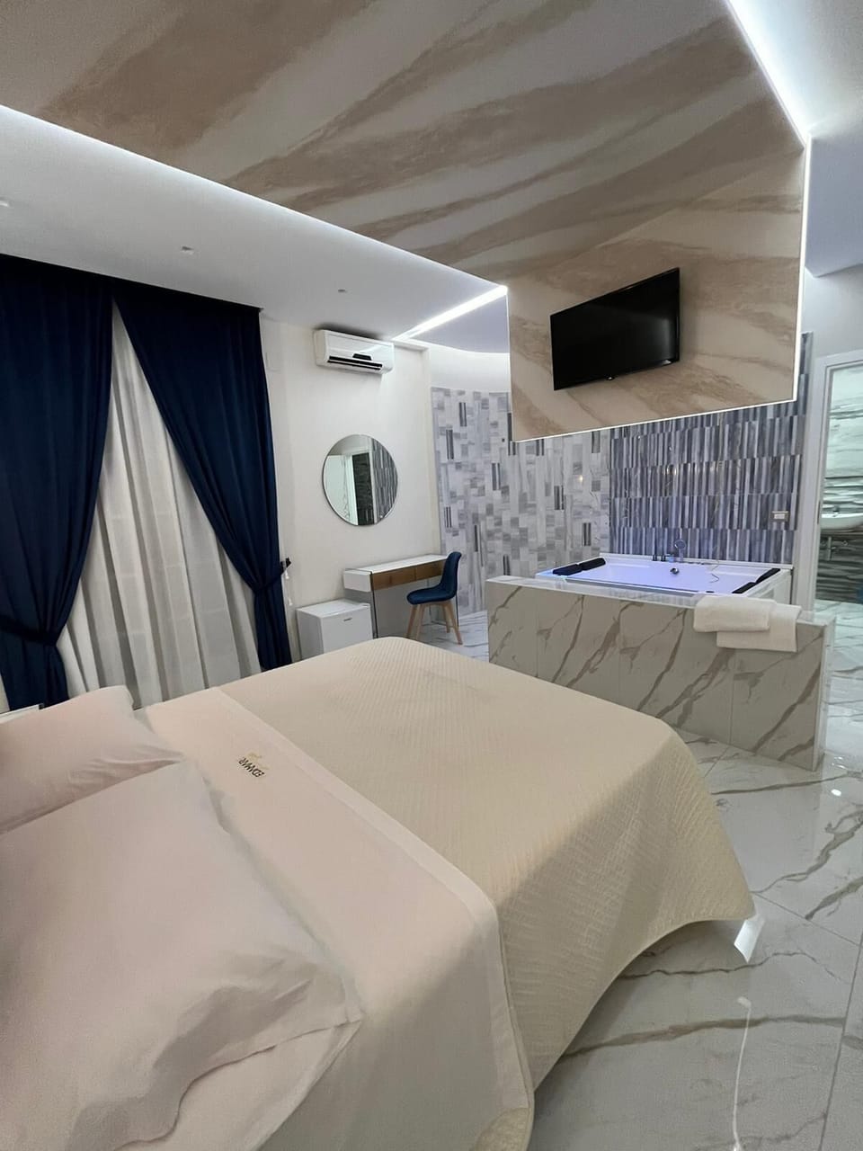 Junior Suite | 1 bedroom, in-room safe, desk, laptop workspace