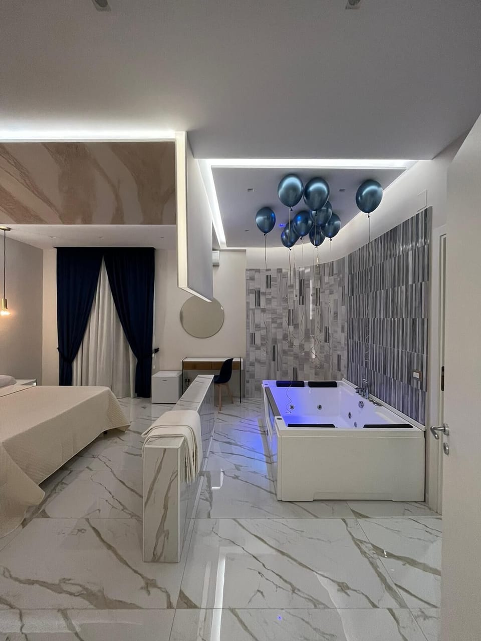 Junior Suite | 1 bedroom, in-room safe, desk, laptop workspace