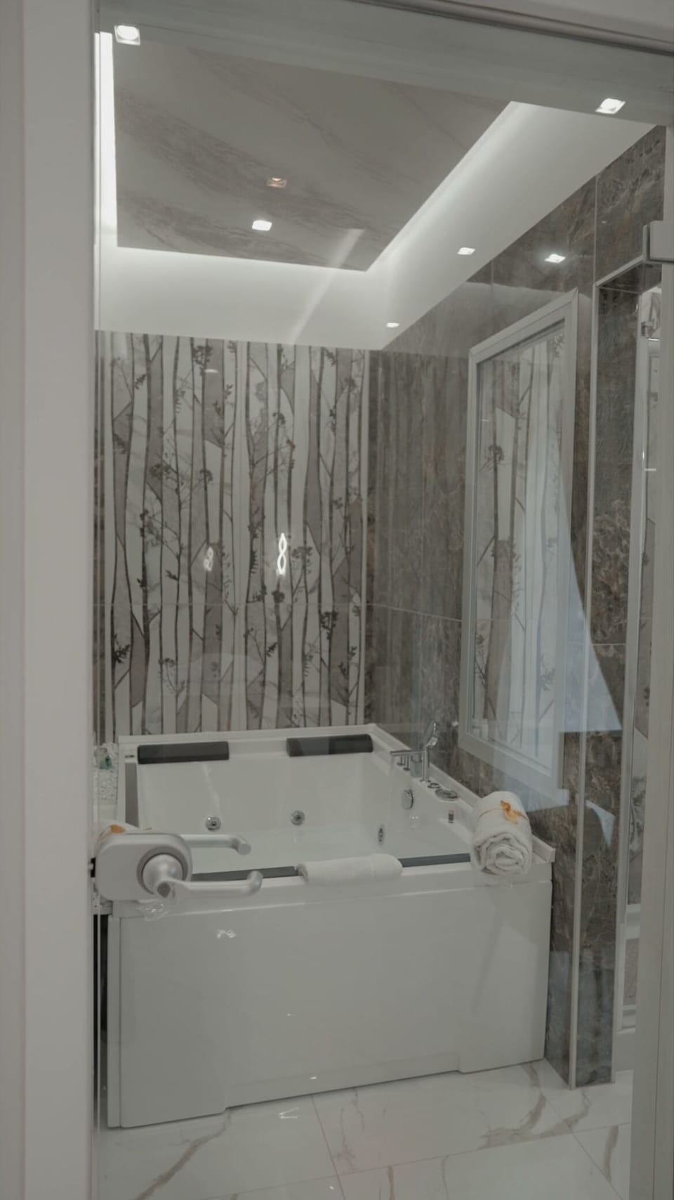 Junior Suite | 1 bedroom, in-room safe, desk, laptop workspace