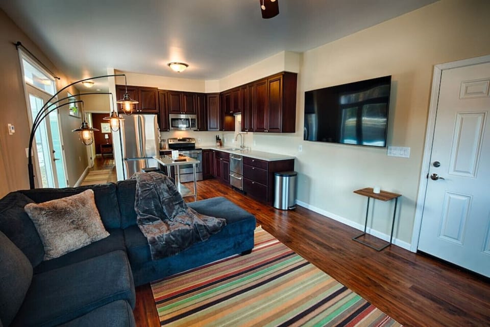 Open floor plan between the kitchen and living room allows you to easily entertain friends or to watch your favorite shows while cooking dinner