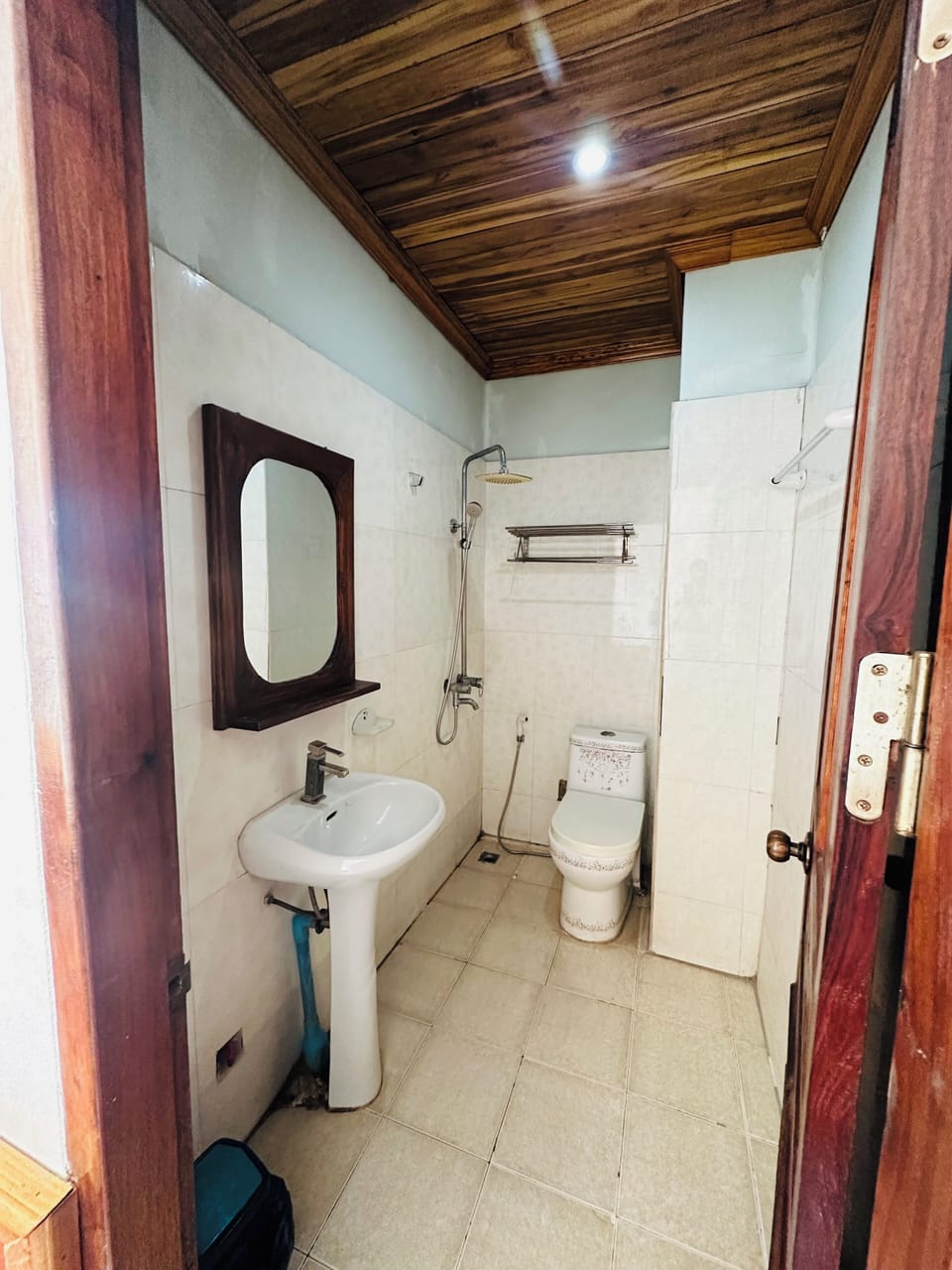 Standard Double Room, River View | Bathroom | Shower, hydromassage showerhead, free toiletries, hair dryer