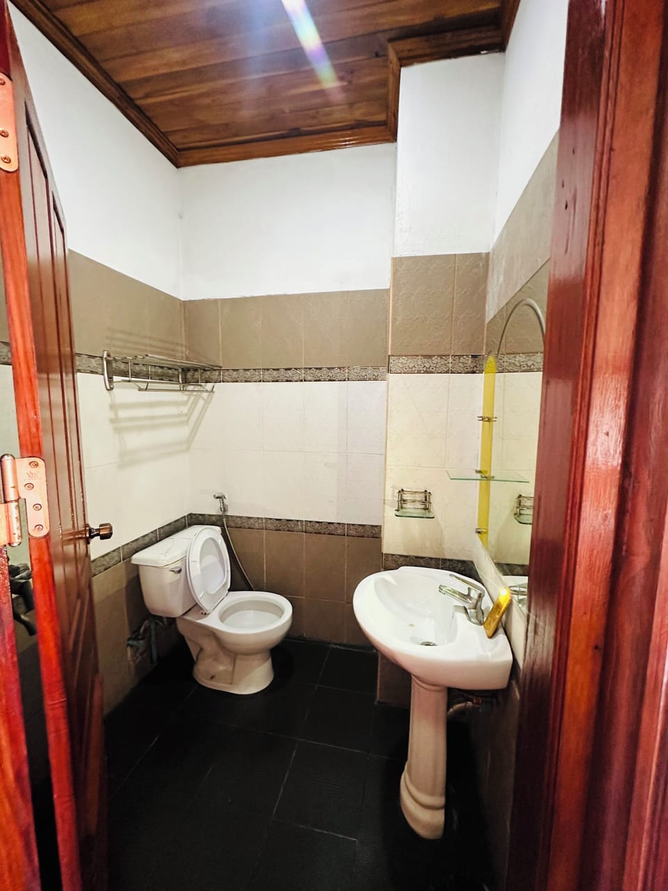 Standard Double Room, River View | Bathroom | Shower, hydromassage showerhead, free toiletries, hair dryer