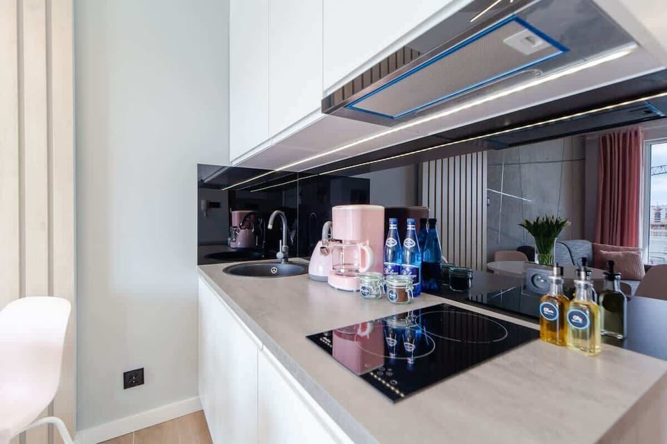 Kitchenette with plenty of kitchen utensils and dishes. 