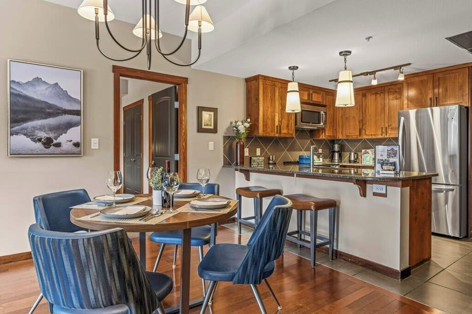 Kitchen & Dining