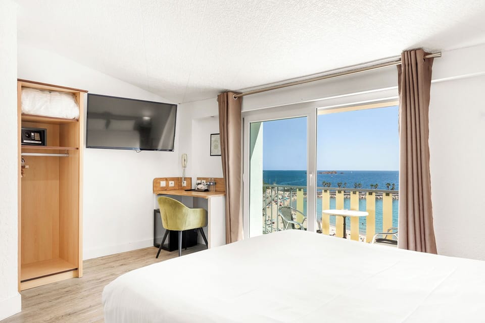 Superior Room, Balcony | In-room safe, desk, blackout drapes, soundproofing