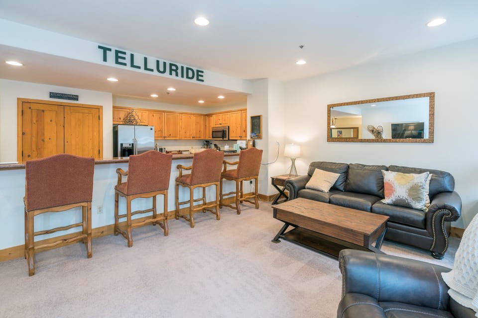 Condo, 3 Bedrooms | Living area