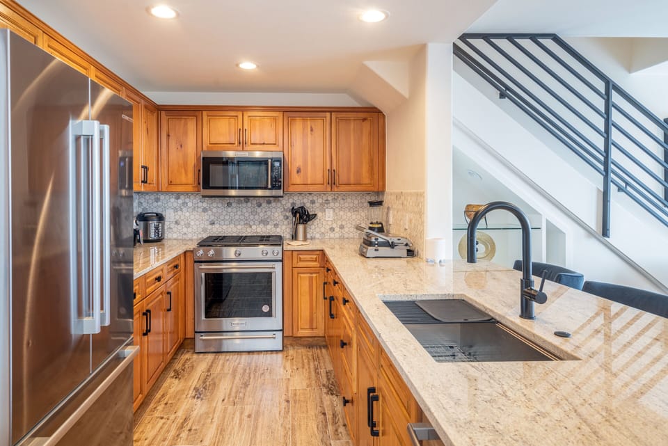 Condo, 4 Bedrooms | Private kitchen | Coffee/tea maker, fridge, oven, toaster