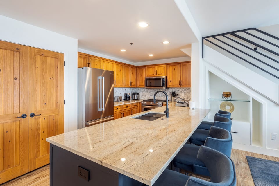 Condo, 4 Bedrooms | Private kitchen | Coffee/tea maker, fridge, oven, toaster