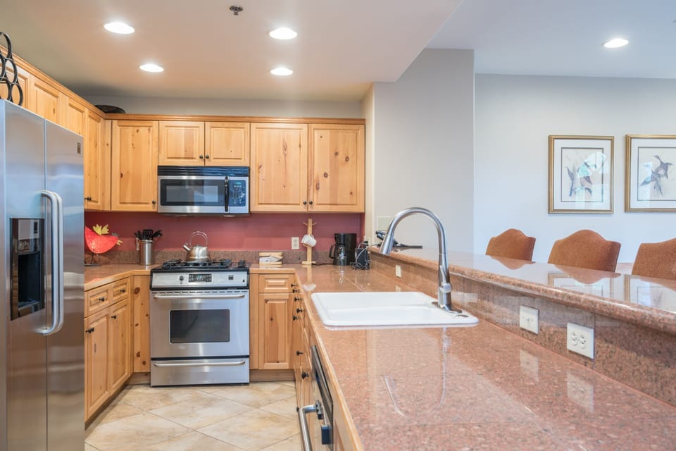 Condo, 3 Bedrooms | Private kitchen | Coffee/tea maker, fridge, oven