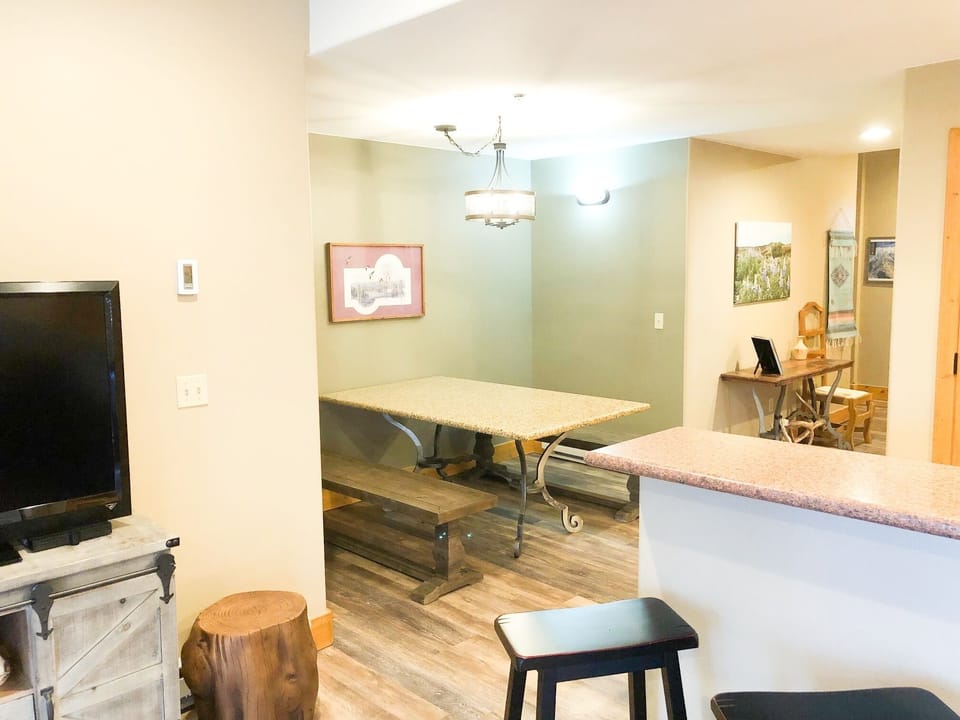 Condo, 1 Bedroom | Private kitchen | Fridge, oven, coffee/tea maker