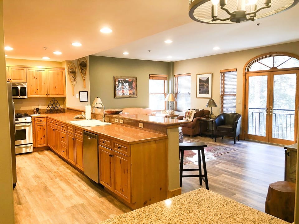 Condo, 1 Bedroom | Private kitchen | Fridge, oven, coffee/tea maker