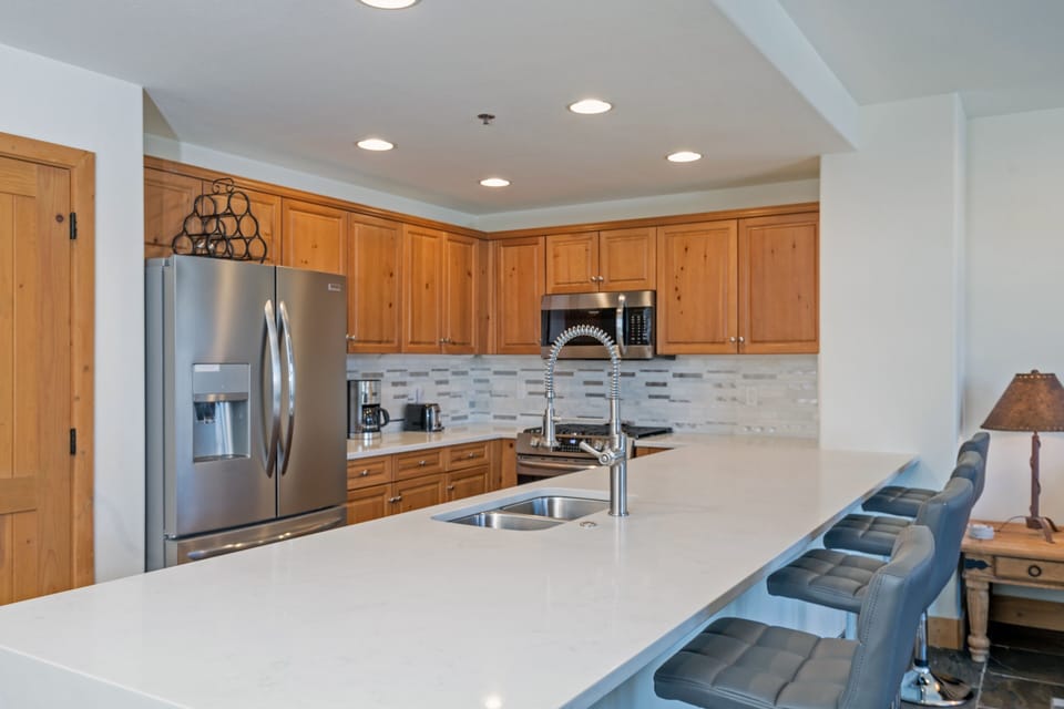 Condo, 1 Bedroom | Private kitchen | Fridge, oven, coffee/tea maker, toaster