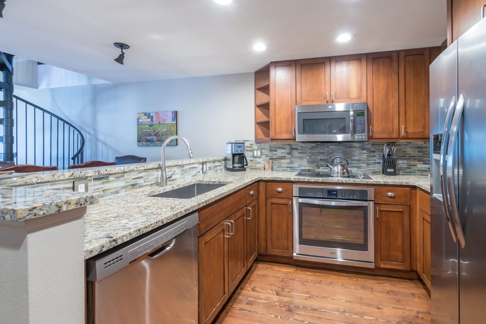 Condo, 3 Bedrooms | Private kitchen | Fridge, oven, coffee/tea maker, toaster