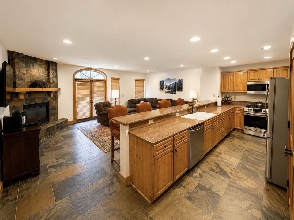 Condo, 1 Bedroom | Private kitchen | Coffee/tea maker, fridge, oven