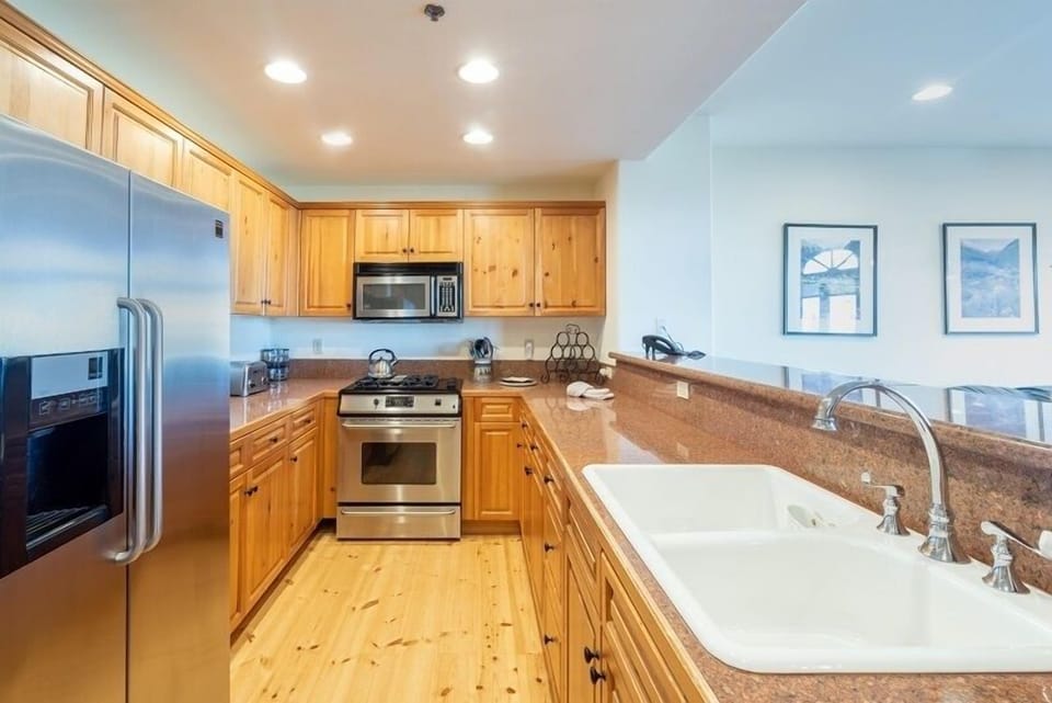 Condo, 1 Bedroom | Private kitchen | Fridge, oven, coffee/tea maker