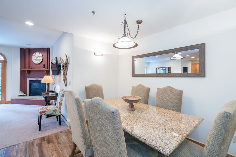 Condo, 2 Bedrooms | Dining