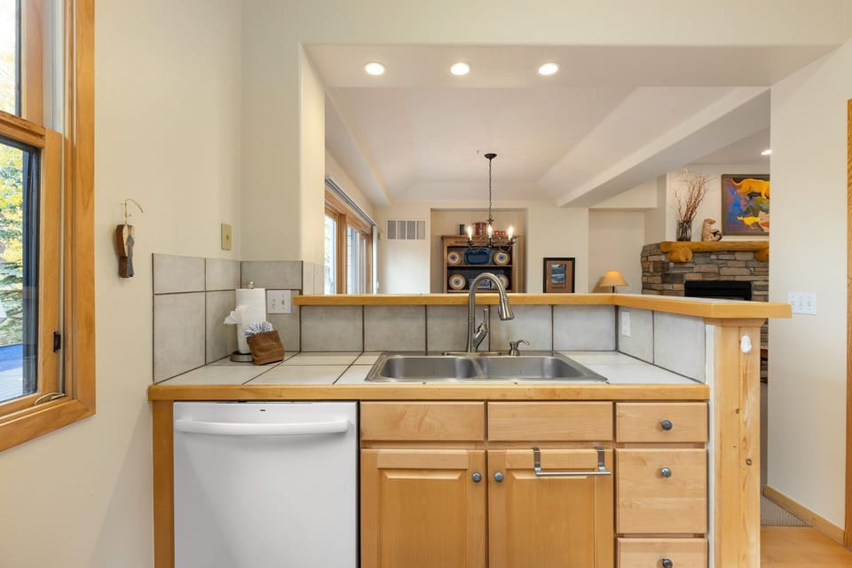 Townhome, 3 Bedrooms | Private kitchen | Fridge, oven, coffee/tea maker, toaster