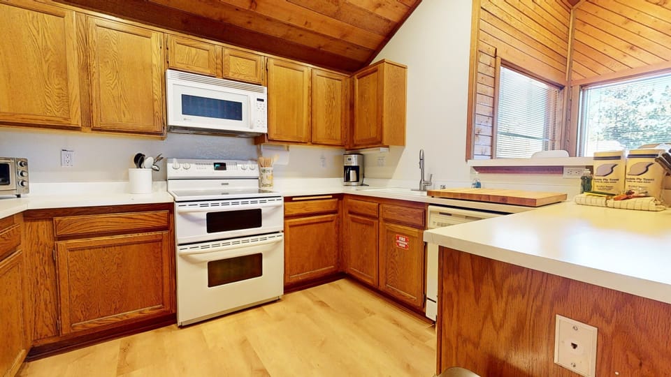 Condo, 3 Bedrooms | Private kitchen | Fridge, oven, coffee/tea maker, toaster