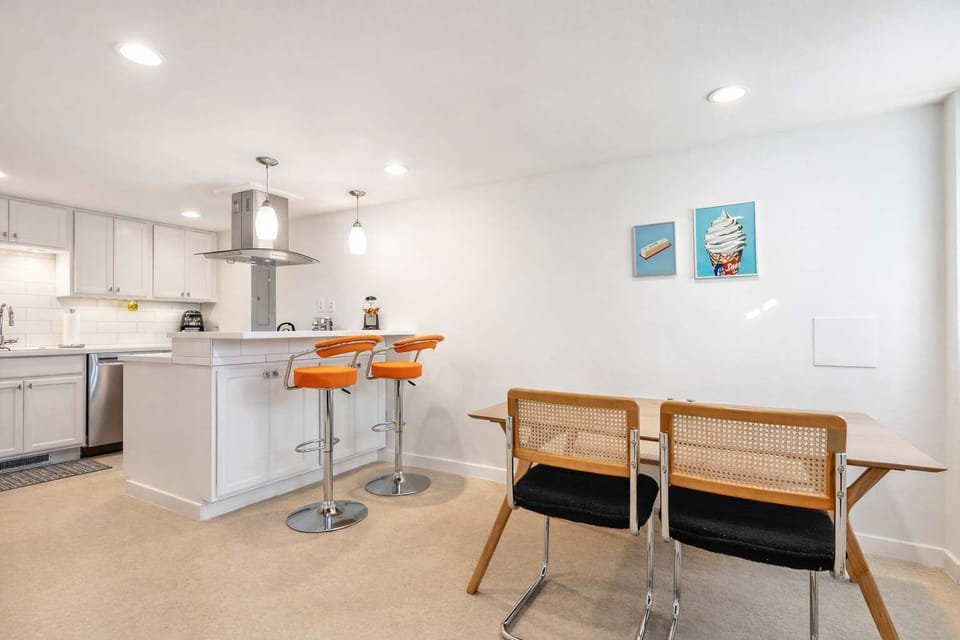 A welcoming dining space perfect for morning coffee, casual meals, or planning the day’s adventures.