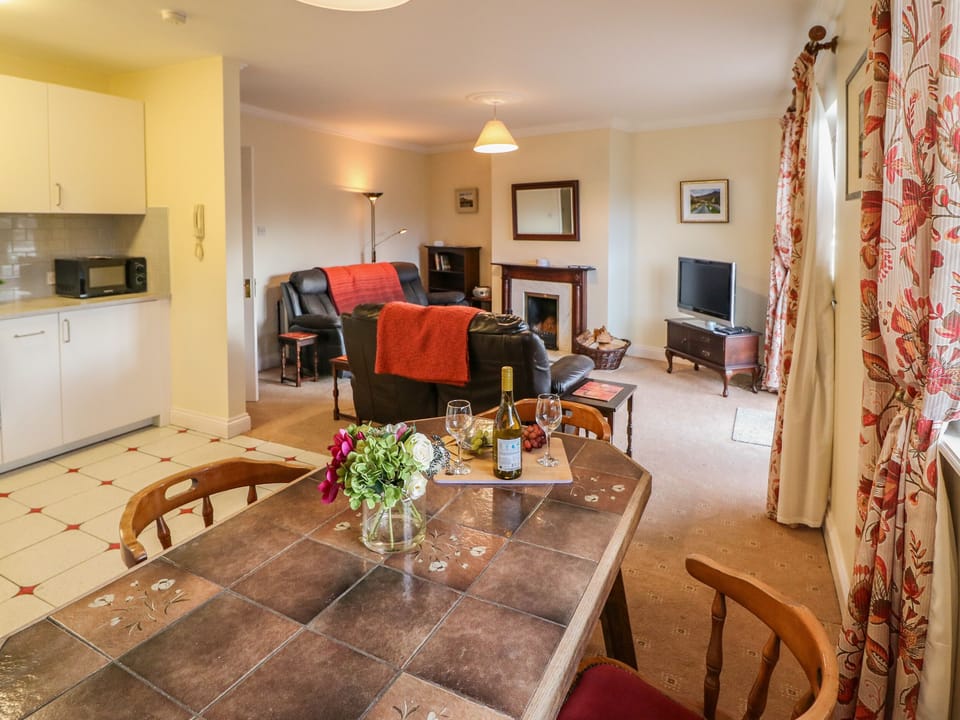 Cottage | Dining