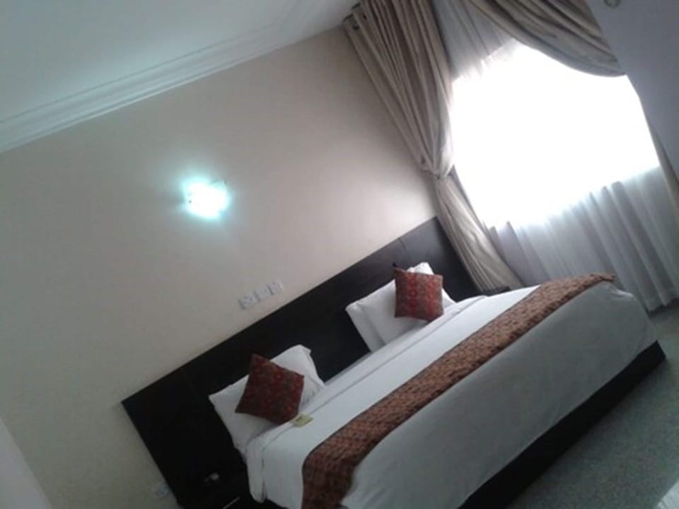 Premium bedding, desk, blackout drapes, WiFi (free)