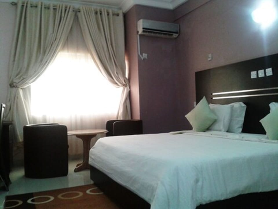 Premium bedding, desk, blackout drapes, WiFi (free)