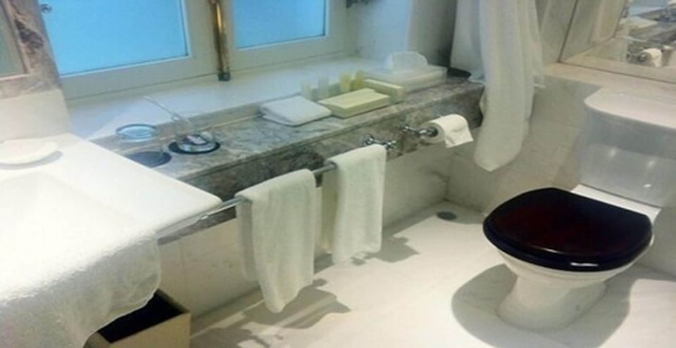 Rainfall showerhead, free toiletries, towels, soap