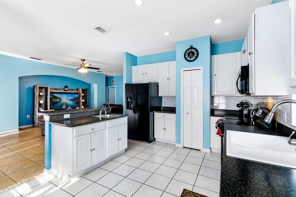Luxury House | Private kitchen | Full-size fridge, microwave, oven, stovetop