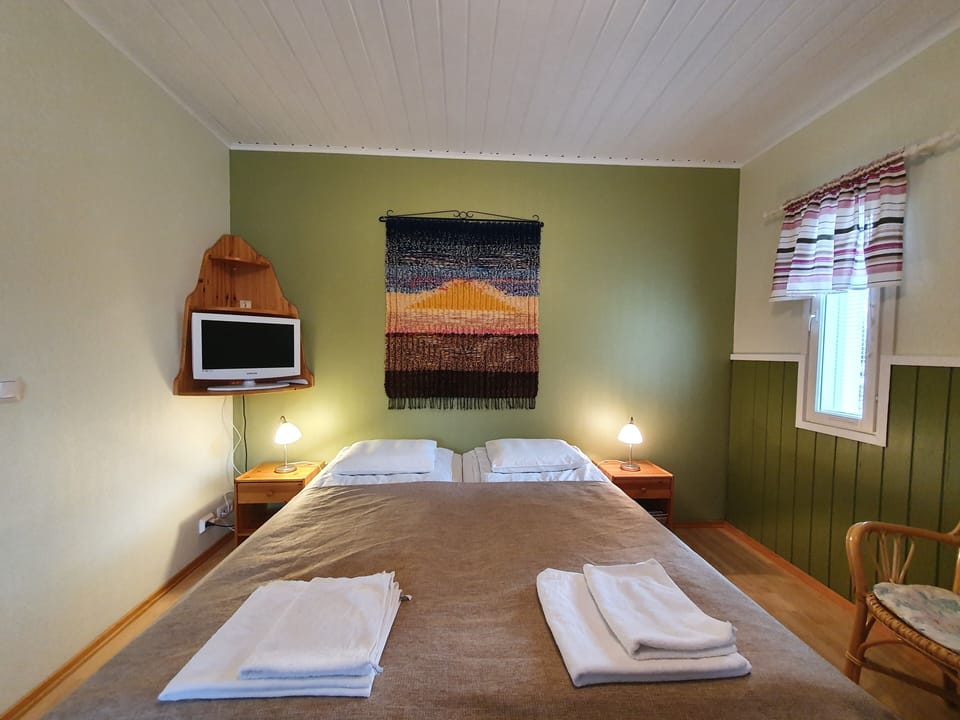 Guesthouse family room | Individually decorated, desk, free WiFi, bed sheets