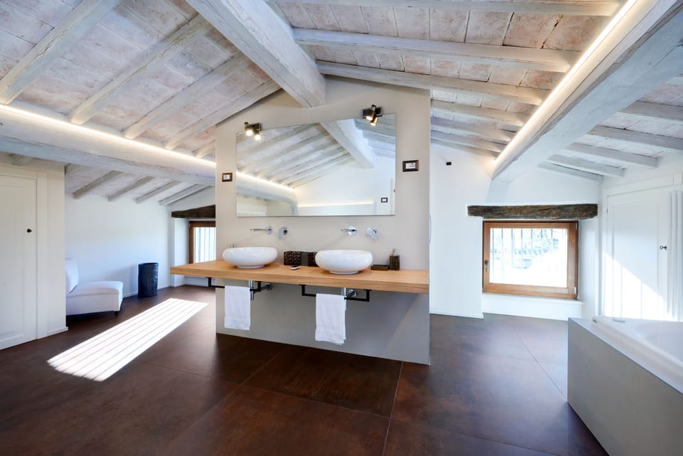 Luxury Suite | Bathroom | Separate tub and shower, jetted tub, free toiletries, hair dryer