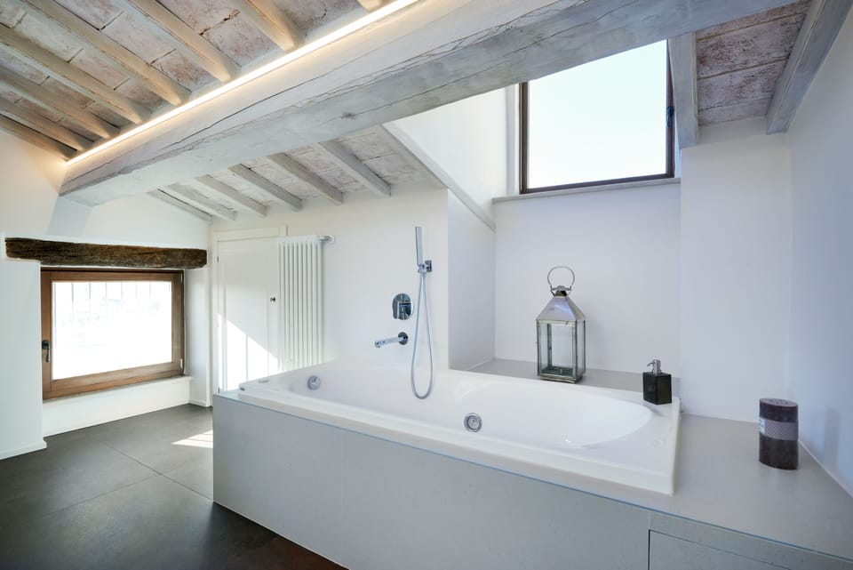 Luxury Suite | Bathroom | Separate tub and shower, jetted tub, free toiletries, hair dryer