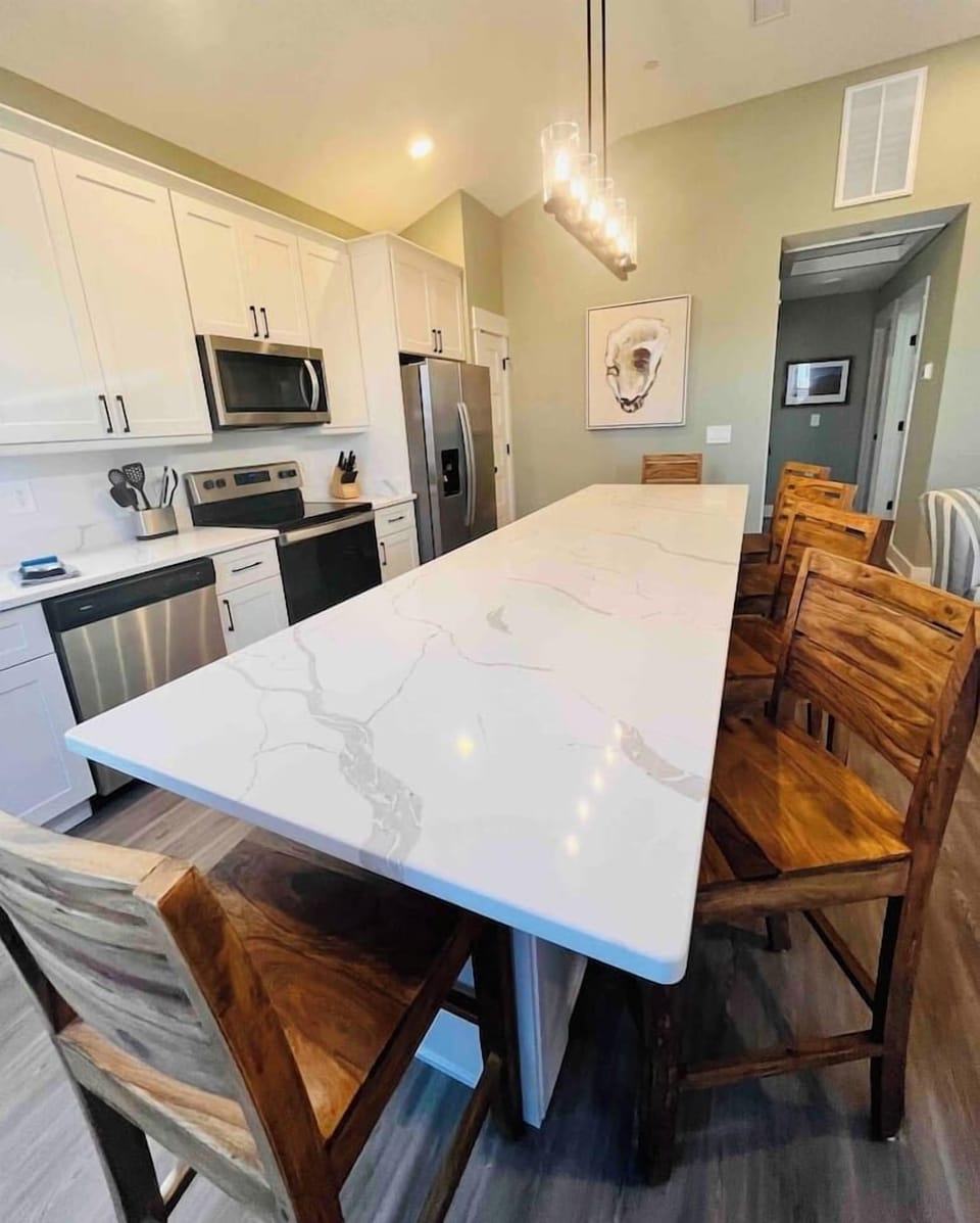 Gather around the spacious quartz kitchen island.