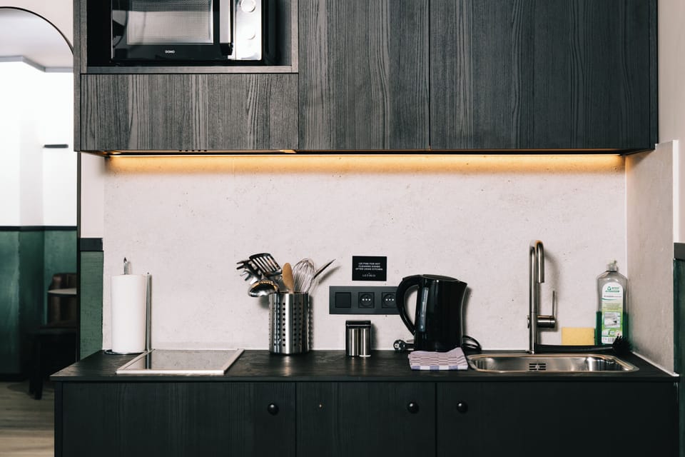 Executive Studio | Private kitchenette | Fridge, microwave, stovetop, electric kettle