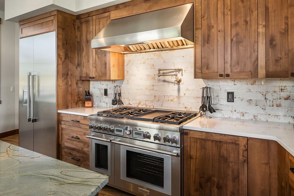 9 Wines: - 6-burner Thermador gas cooktop, oven, and warming oven.