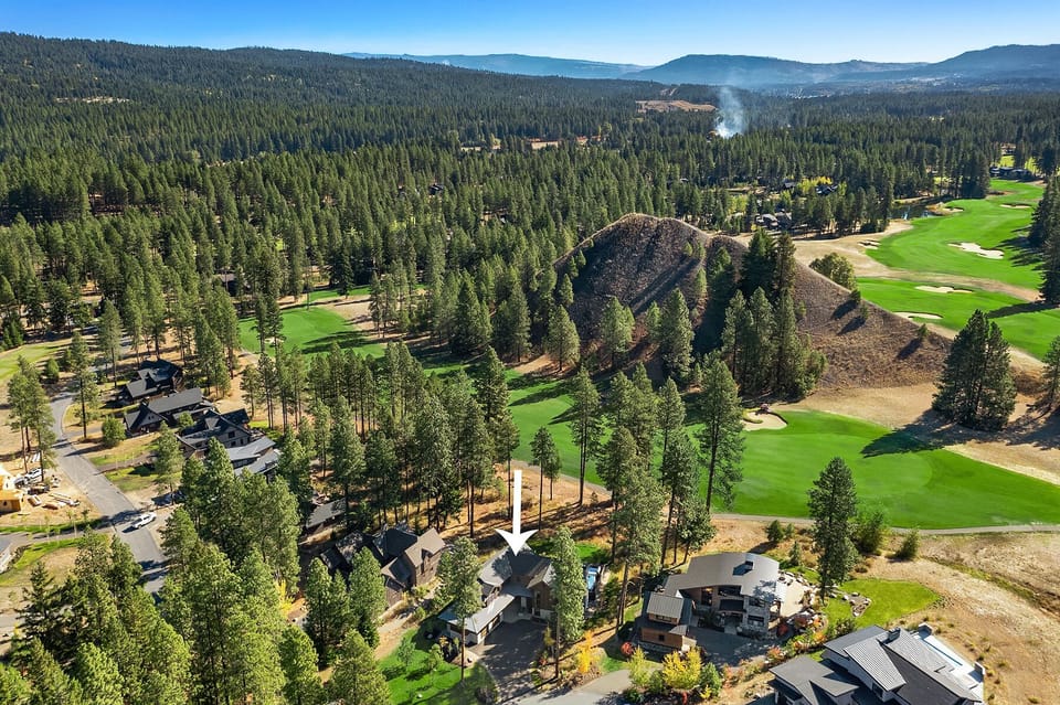 9 Wines: - On the 7th Hole of the Rope Rider Golf Course with views of Tipple Hill.
