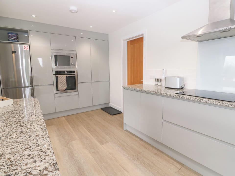 Cottage | Private kitchen | Fridge, dishwasher, electric kettle, toaster