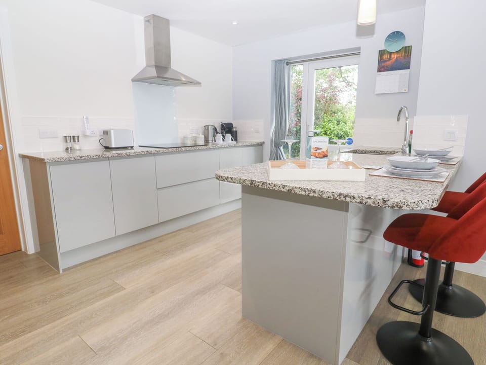 Cottage | Private kitchen | Fridge, dishwasher, electric kettle, toaster