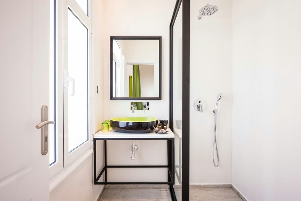 Standard Room, Balcony | Bathroom sink