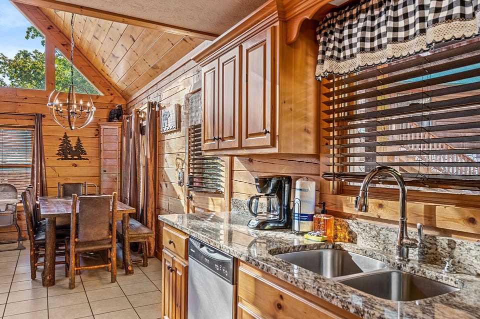 Some Peak Somewhere Cabin's fully equipped kitchen