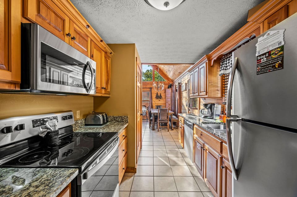 Some Peak Somewhere Cabin's fully equipped kitchen