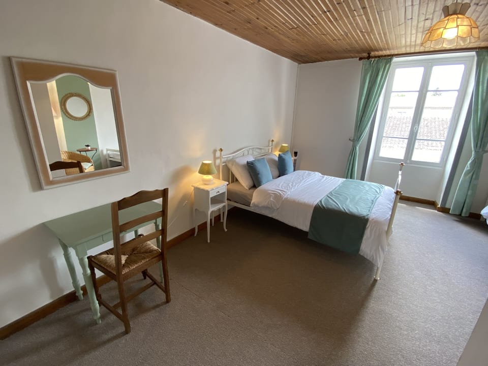Deluxe Triple Room | Minibar, desk, laptop workspace, free WiFi