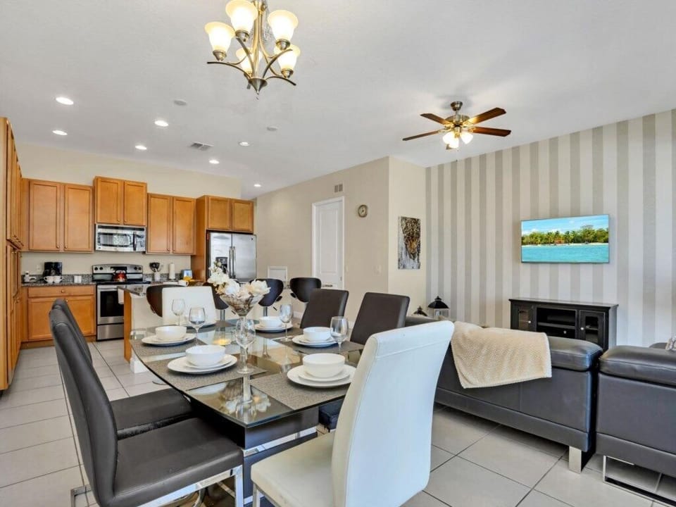 012-dining-area.jpg