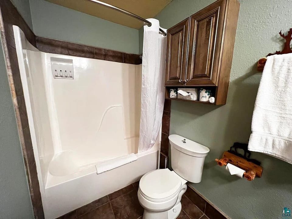 Suite 2 bathroom