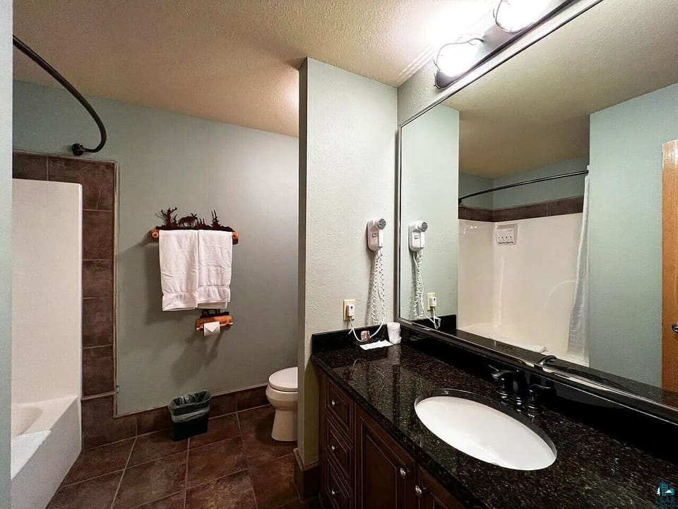 Suite 1 bathroom