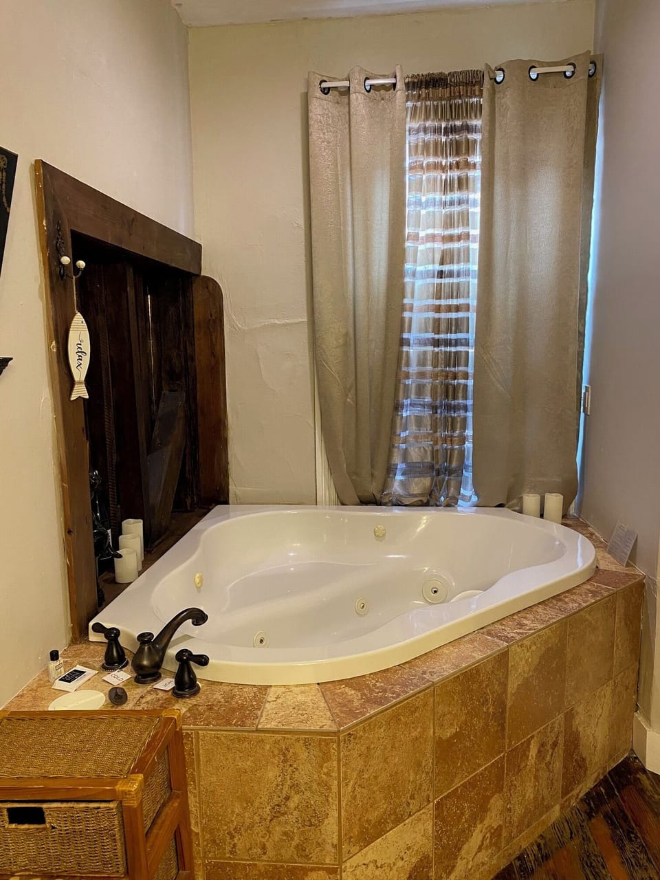 The Trumpet Monkey Room | Jetted tub