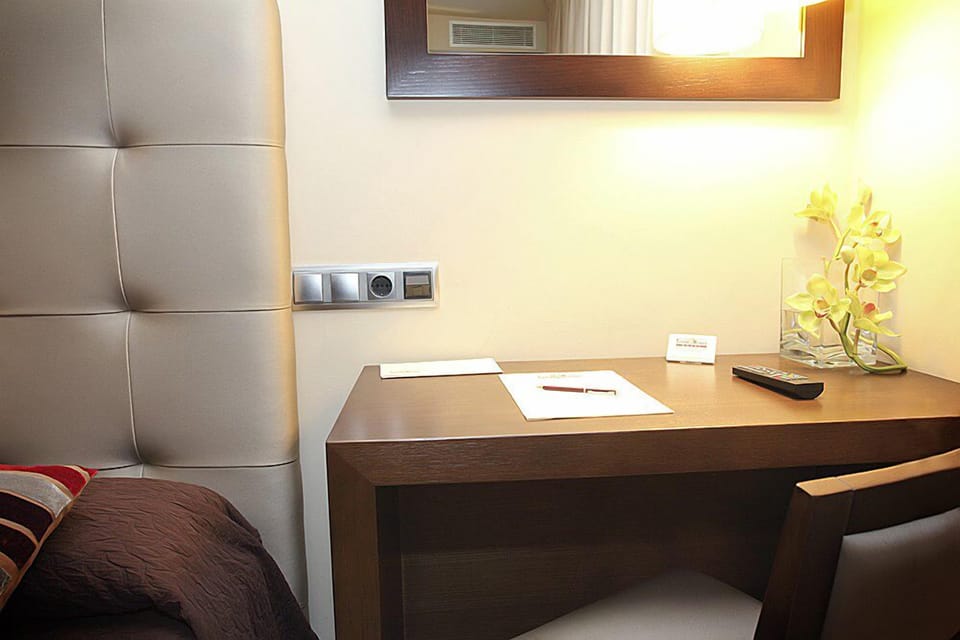 Single Room | In-room business center